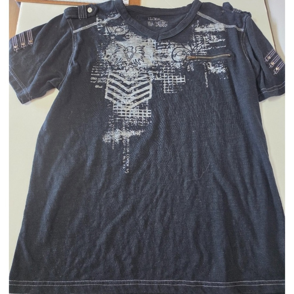 Vertical Sport Men's Black NYC Graphic Crew-Neck T-Shirt with Zipper Detail Med